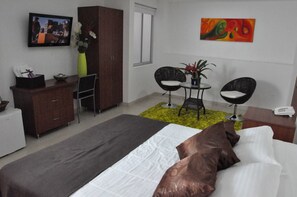 각각 다른 스타일의 인테리어, 각각 다르게 가구 비치, 책상, 암막 커튼