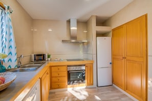 Kühlschrank, Mikrowelle, Ofen, Geschirrspüler