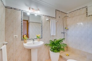 Badekar, hårtørrer, håndklæder