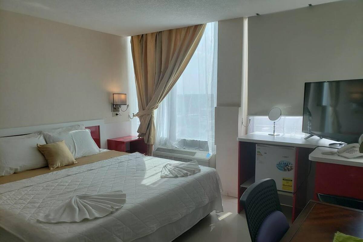 Luxury Double Room, 1 King Bed, Jetted Tub (Jacuzzi) | WiFi (free), bed sheets