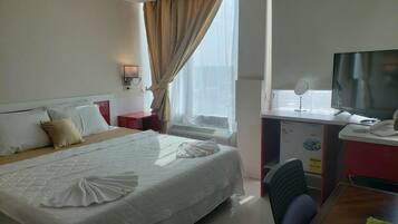 Luxury Double Room, 1 King Bed, Jetted Tub (Jacuzzi) | Free WiFi, bed sheets
