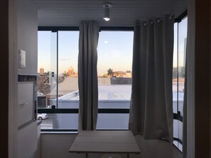 تناول الطعام داخل الغرفة