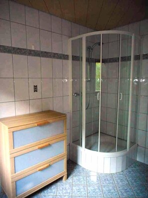 Douche, séchoir à cheveux, serviettes fournies, savon