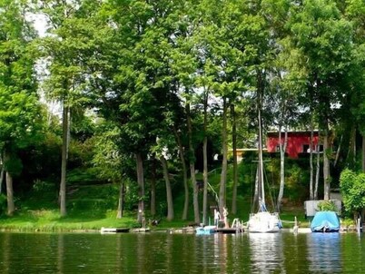 Cottage directly on the lake with boat to 6 pers., Many mushrooms, fishing area, swimming