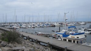 A marina with numerous boats docked, a wooden pier, and rocky terrain. - Central, 300m from the beach, Apartment Strandschlösschen II, family-friendly (Kühlungsborn)