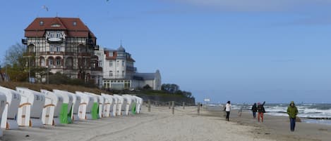 Una spiaggia nelle vicinanze