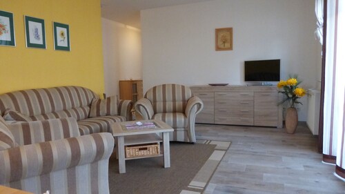 Vacation Rental 5 Minutes from the Beach, Apartment, Central Location, Sleeps 2 to 6, 