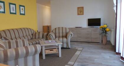 Vacation Rental 5 Minutes from the Beach, Apartment, Central Location, Sleeps 2 to 6,