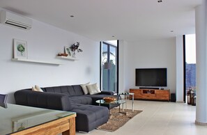 Smart-tv, boeken en een stereo