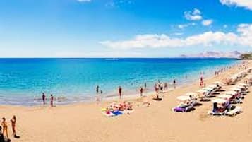 Plage, chaises longues, serviettes de plage