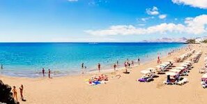 Sulla spiaggia, lettini da mare, teli da spiaggia