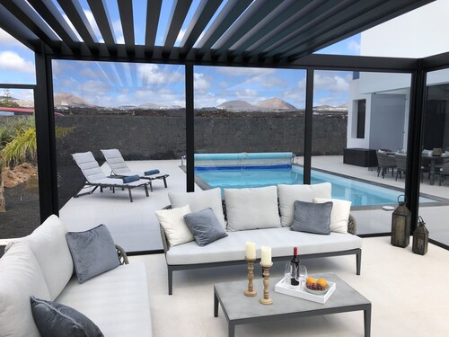 Exclusive huvila uima-altaalla loistavalla paikalla Puerto del Carmenissa