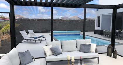 Exclusive huvila uima-altaalla loistavalla paikalla Puerto del Carmenissa