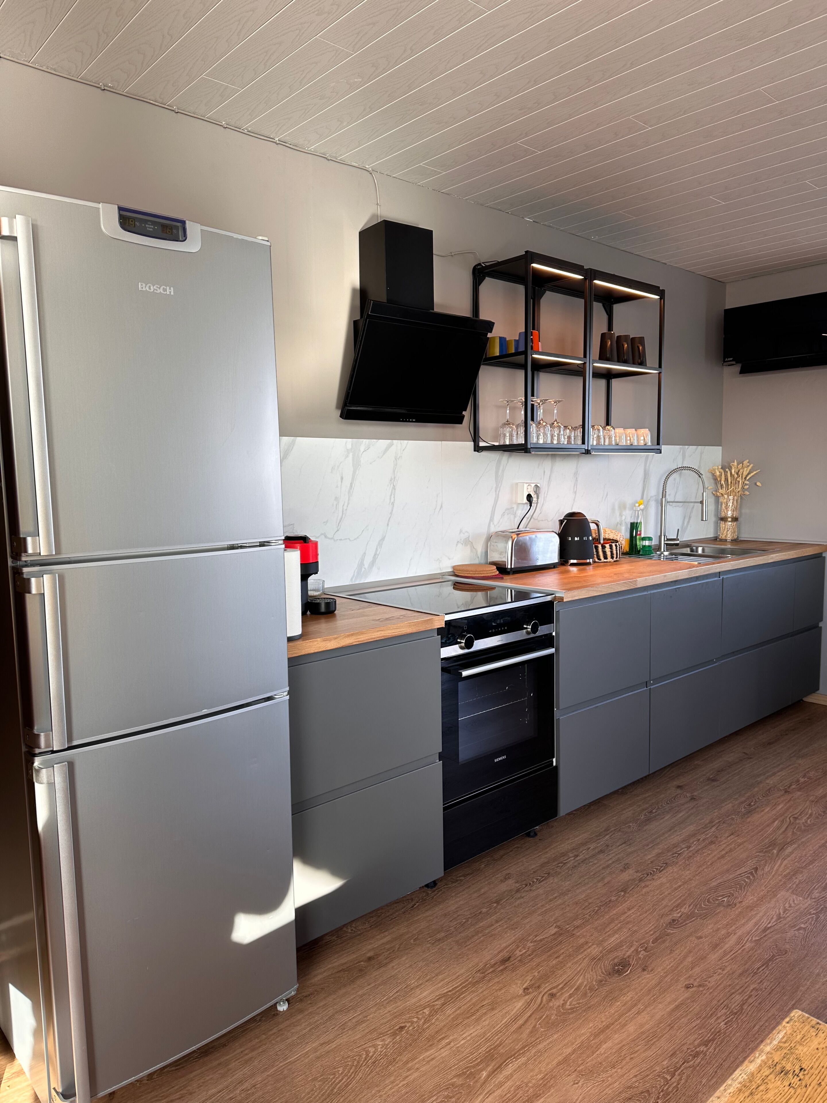 Kjøleskap, mikrobølgeovn, ovn og kokeplater