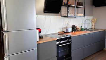 Kjøleskap, mikrobølgeovn, ovn og kokeplater