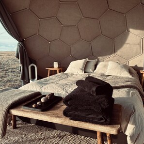 Black Beach Aurora Dome | Premium bedding, individually decorated, individually furnished - Camp Boutique- Glamping (Selfoss)