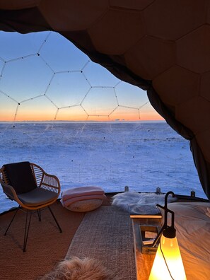 Black Beach Aurora Dome | Premium bedding, individually decorated, individually furnished - Camp Boutique- Glamping (Selfoss)