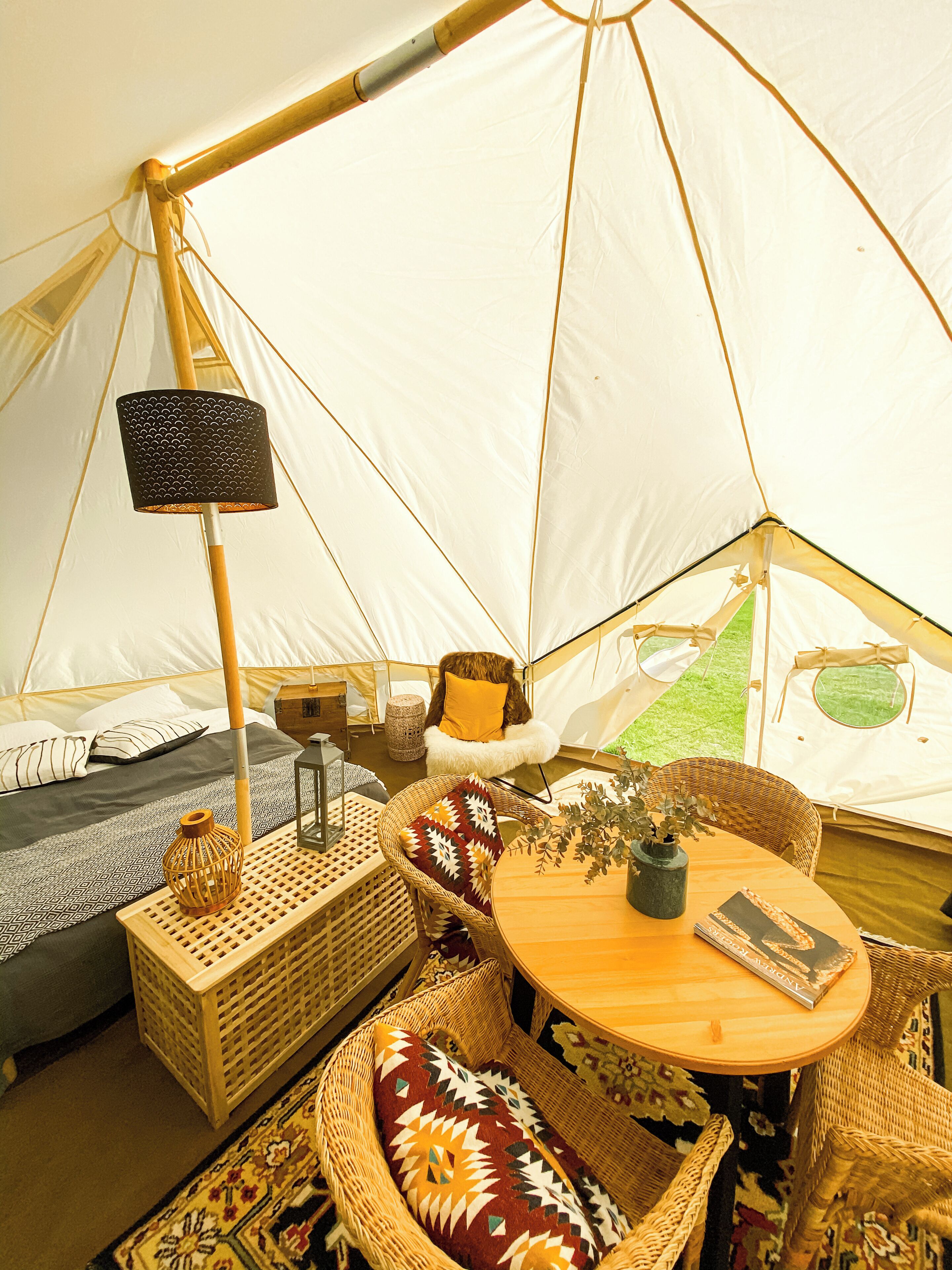 Tienda familiar, 1 cama de matrimonio grande con sofá cama, baño compartido, vistas a la montaña | Ropa de cama de alta calidad y espacio para trabajar con un portátil