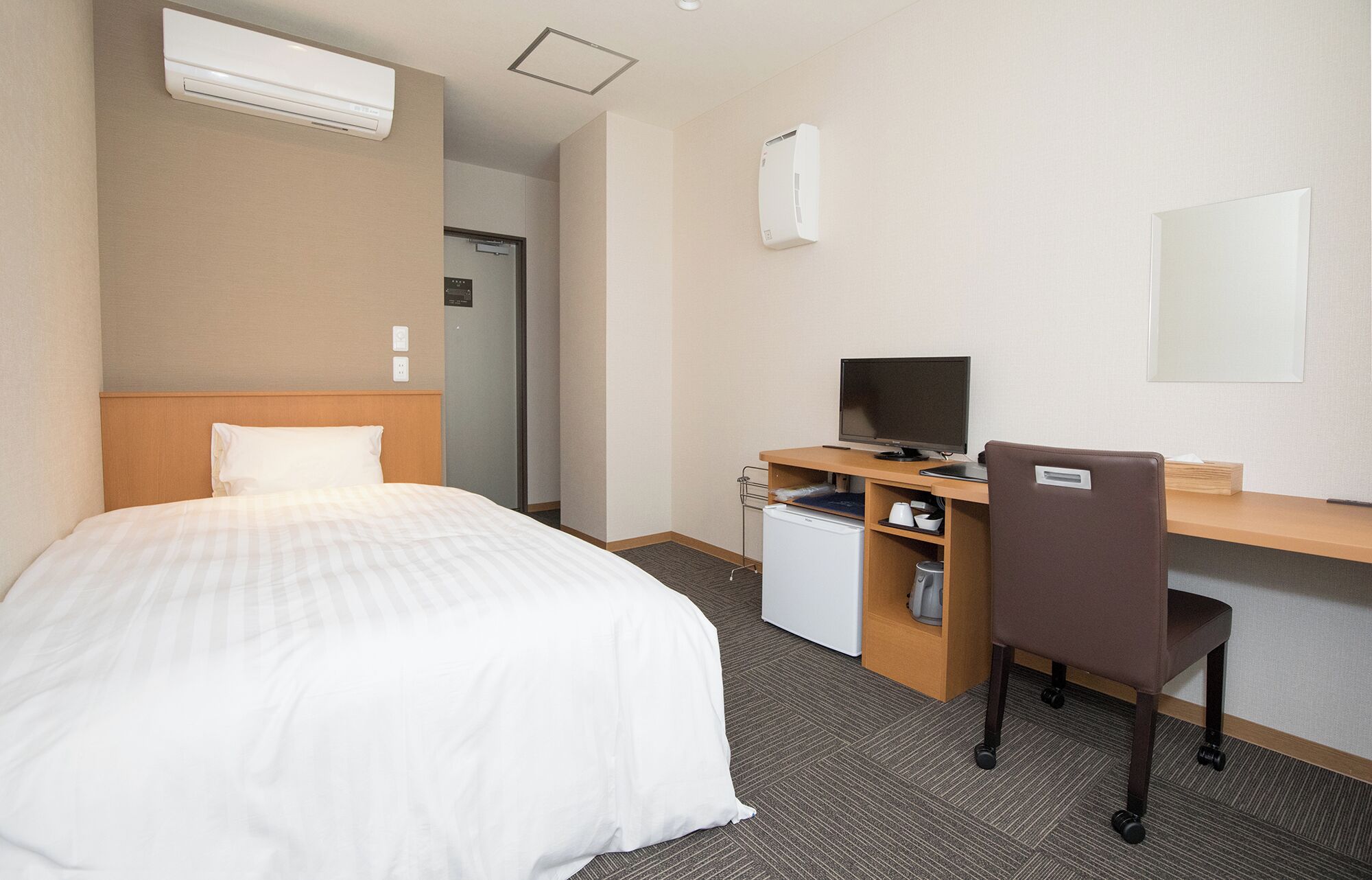 WiFi (free), bed sheets