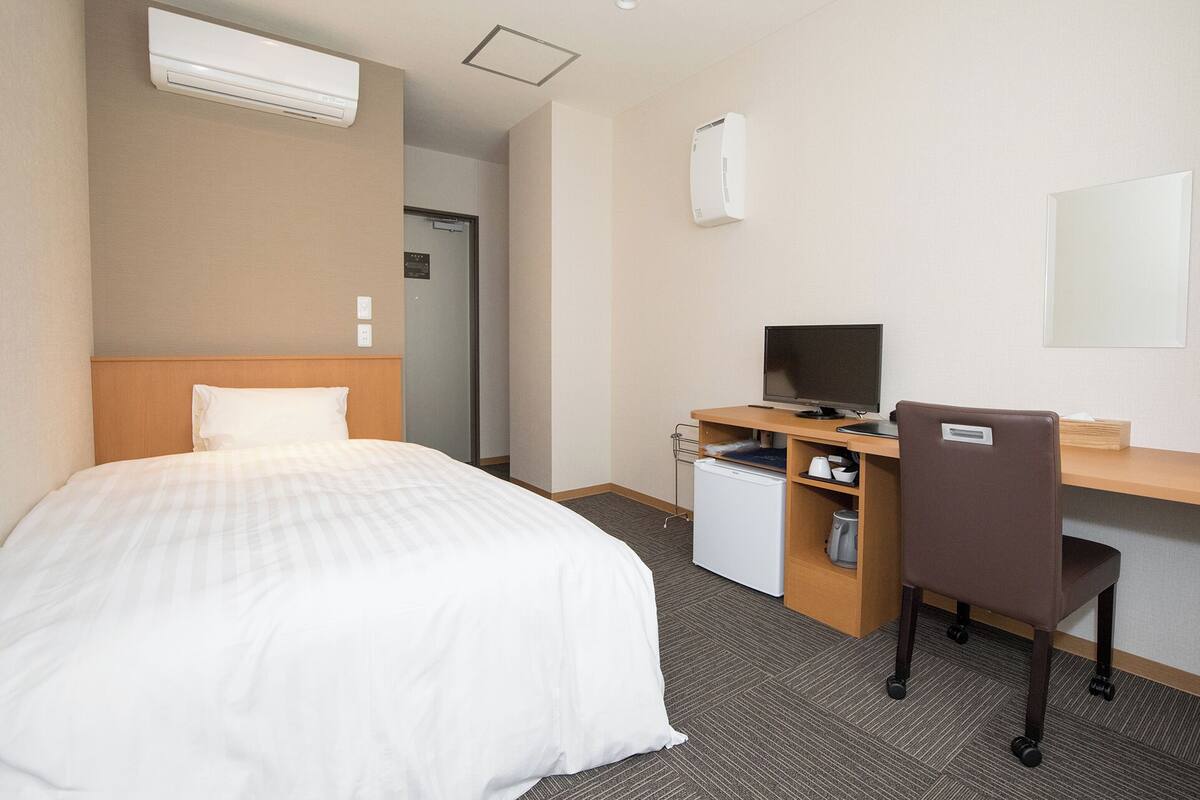 WiFi (free), bed sheets