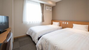A hotel room with two single beds, a TV, and an air conditioning unit. - Kur and Hotel Isawa (Fuefuki)