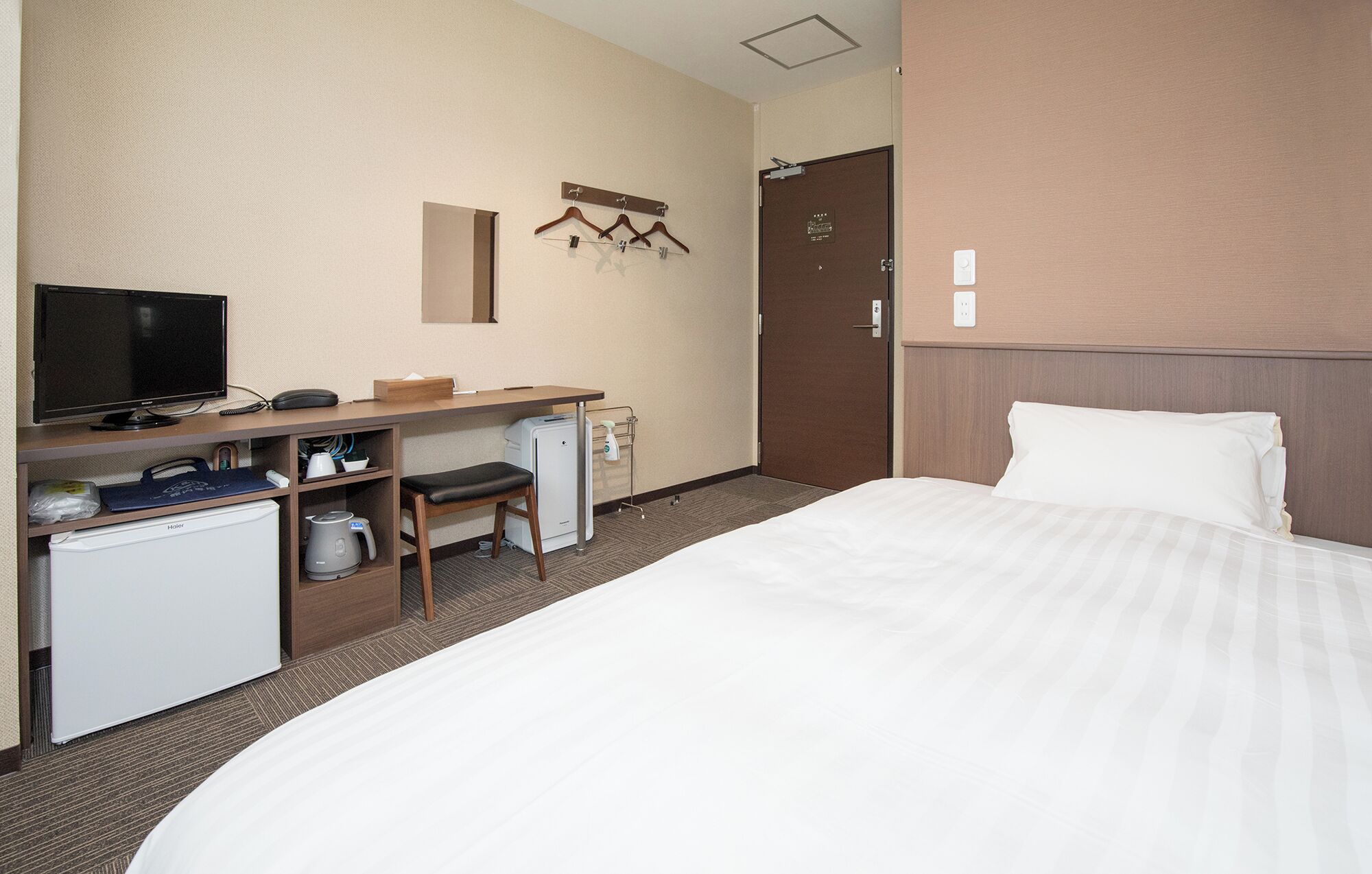 WiFi (free), bed sheets