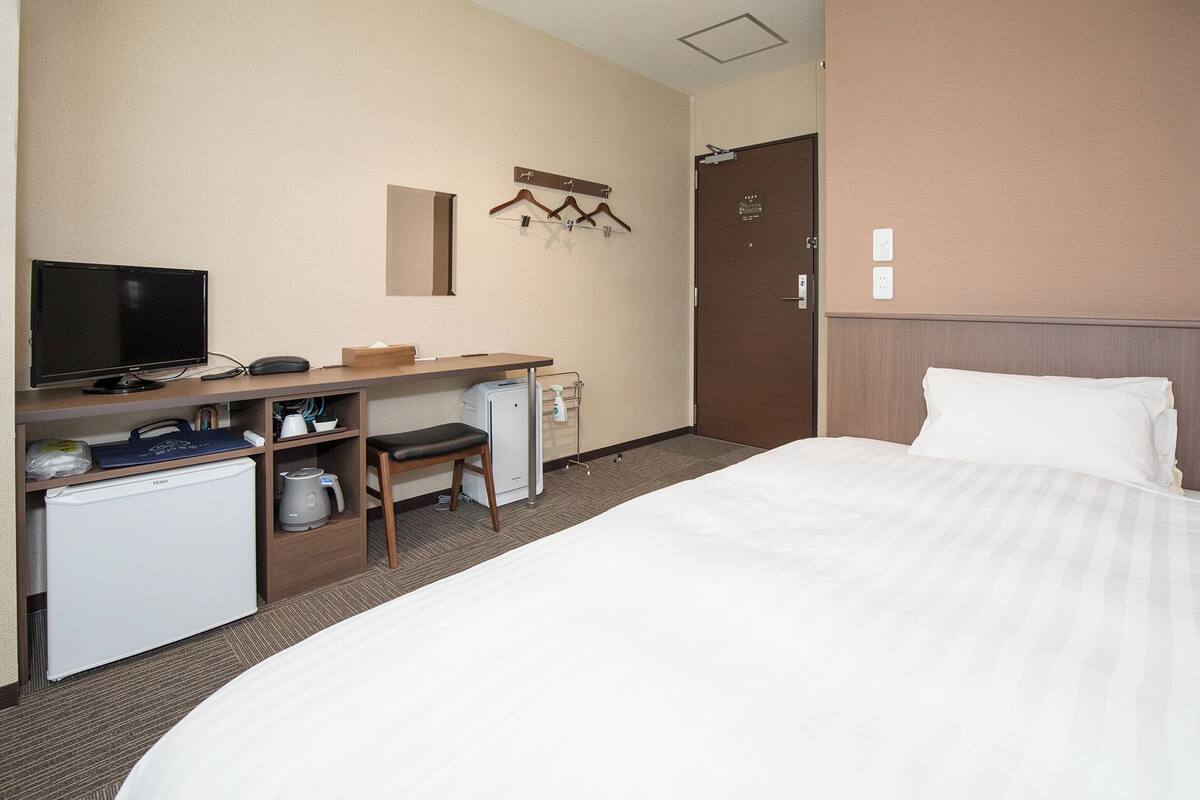 WiFi (free), bed sheets