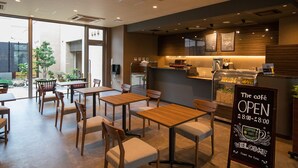 A café with wooden tables and chairs, a counter with a coffee machine, and a sign indicating it's open from 8:00 AM to 8:00 PM. - Kur and Hotel Isawa (Fuefuki)