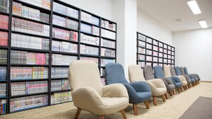 A row of chairs in a library with bookshelves in the background. - Kur and Hotel Isawa (Fuefuki)