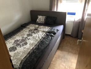 2 bedrooms, iron/ironing board, free WiFi, bed sheets