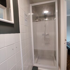 Chambre familiale | Douche de la salle de bain