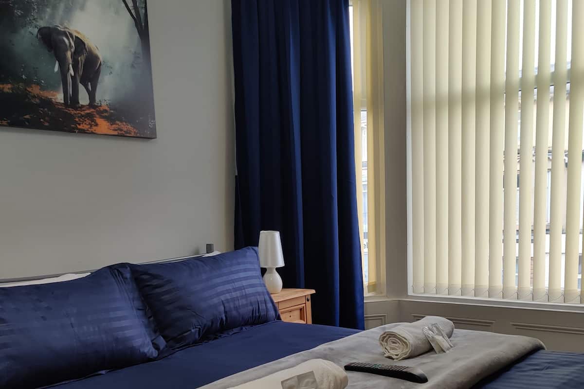 Tabla de planchar con plancha, wifi gratis y ropa de cama