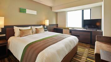 Down comforters, in-room safe, desk, soundproofing