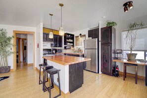 City-Apartment, Mehrere Betten, Nichtraucher, Stadtblick | Gemeinschaftsküche | Kühlschrank, Mikrowelle