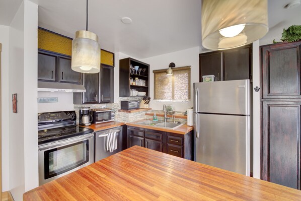 City-Apartment, Mehrere Betten, Nichtraucher, Stadtblick | Gemeinschaftsküche | Kühlschrank, Mikrowelle