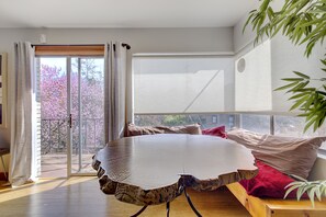 City-Apartment, Mehrere Betten, Nichtraucher, Stadtblick | Wohnbereich | Fernseher