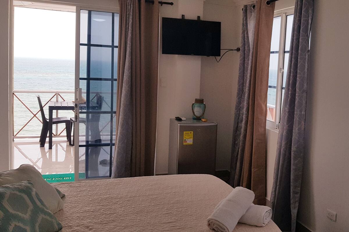 Habitación básica doble, 1 cama matrimonial, para no fumadores, vista al océano | Minibar, tabla de planchar con plancha y ropa de cama