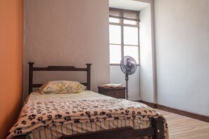 Casa, 6 dormitoris, cuina | 6 dormitoris, escriptori, planxa i posts de planxar i wifi gratuïta 