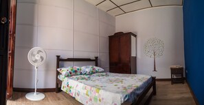 House, 6 Bedrooms, Kitchen | 6 bilik tidur, meja, seterika/papan seterika, Wi-fi percuma