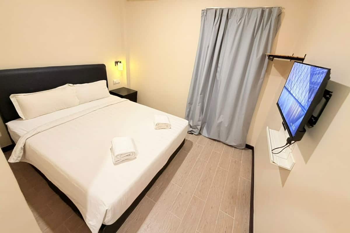 Standard Room, Non Smoking | Blackout drapes, WiFi (free), bed sheets