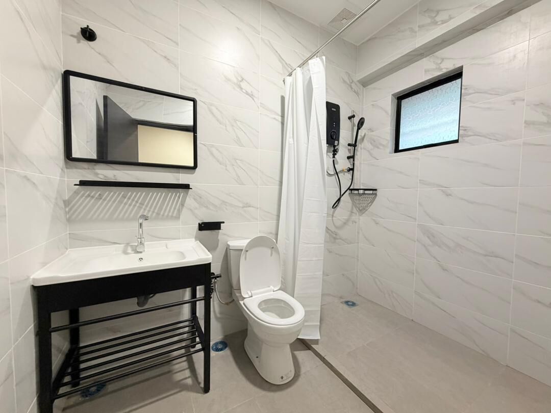 Kamar Keluarga, Bebas Asap Rokok | Kamar mandi | Shower, sandal, kloset, dan handuk