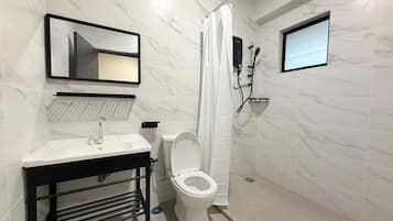 Kamar Keluarga, Bebas Asap Rokok | Kamar mandi | Shower, sandal, kloset, dan handuk