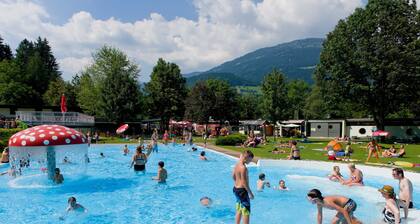 mansion with garden & loggia-apartments, park and pool,priv. beach (lake Weiss.)