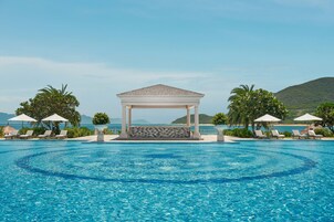 2 bares, bar junto a la piscina