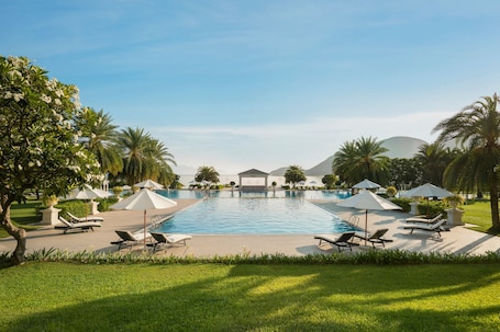 3 piscinas al aire libre, camas de piscina gratis, sombrillas