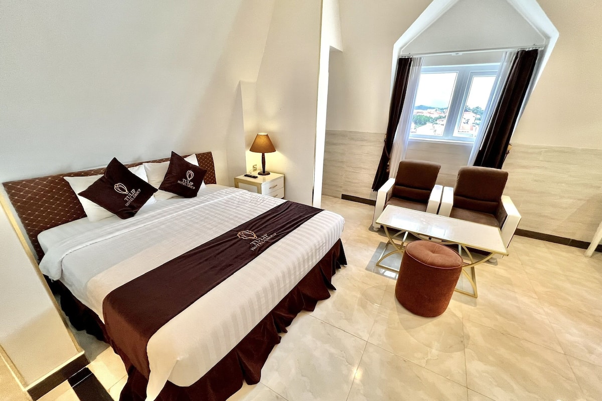 Kamar Quadruple (Suite) | Minibar, brankas, meja kerja, dan tirai kedap cahaya