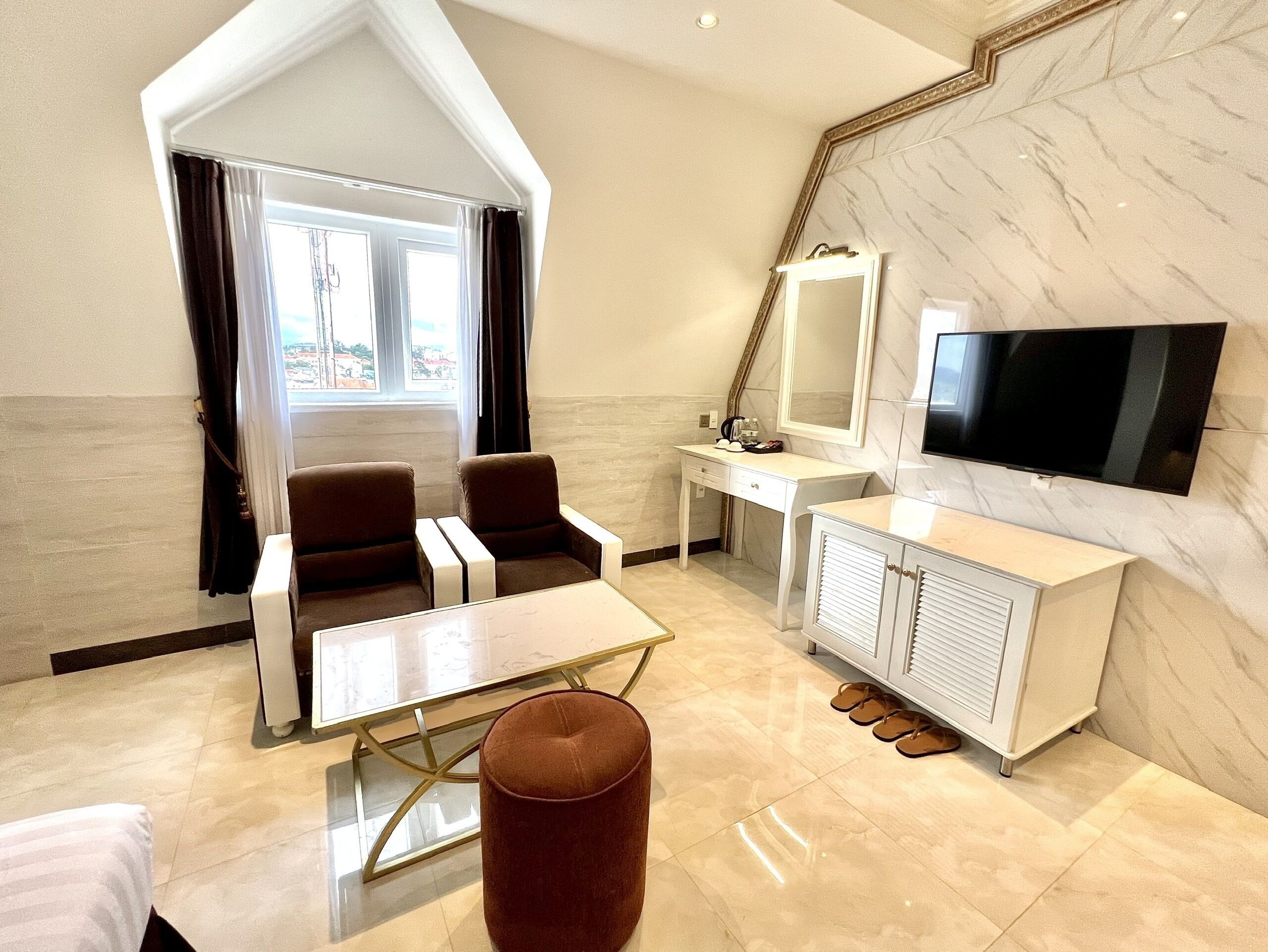 Tomannsrom (Suite) | Minibar, safe på rommet, skrivebord og blendingsgardiner