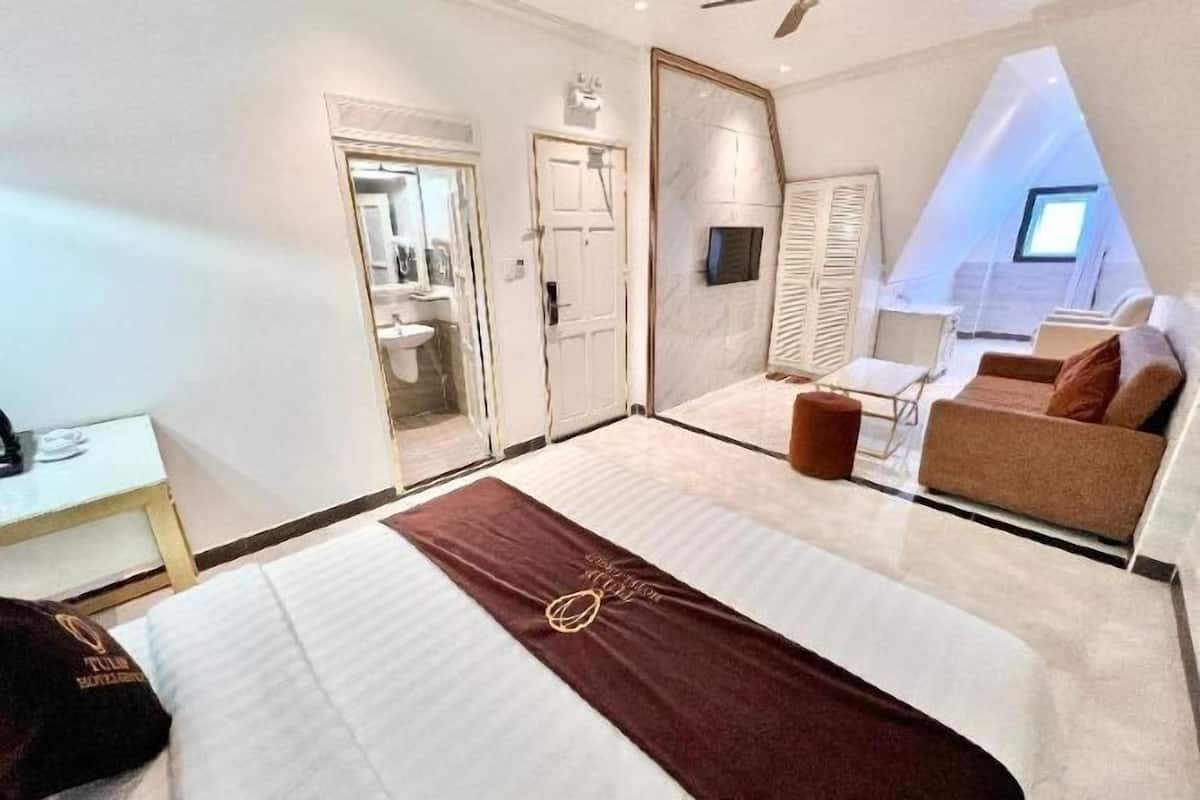 Minibar, brankas, meja kerja, dan tirai kedap cahaya