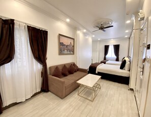 Minibar, caja de seguridad en la habitación y escritorio 