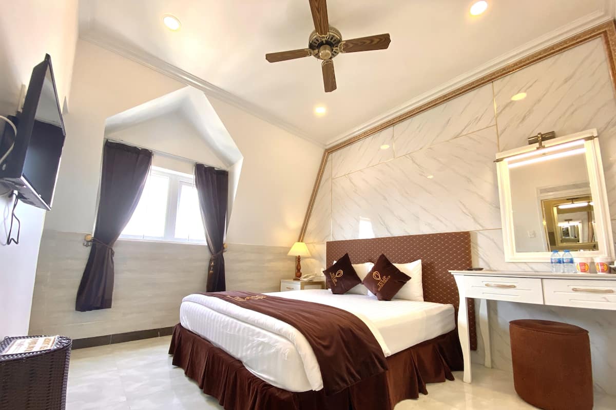 Kamar Double Deluks | Minibar, brankas, meja kerja, dan tirai kedap cahaya